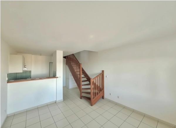À vendre 3 pièces T3 Duplex avec Piscine + Parking – Résidence Les Jardins de la Roseraie – Saint-Denis 974