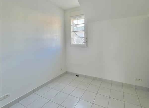 À vendre 3 pièces T3 Duplex avec Piscine + Parking – Résidence Les Jardins de la Roseraie – Saint-Denis 974