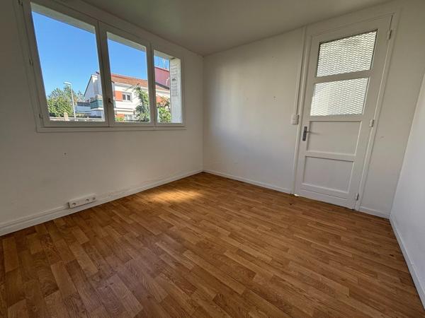 Maison des années 60 avec sous sol complet - Quartier résidentiel proche écoles et commerces