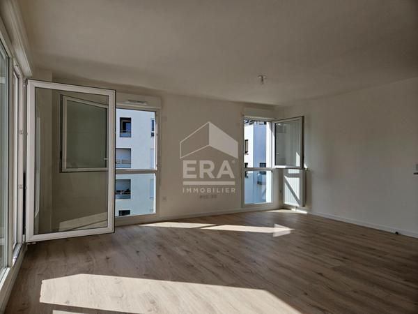 Grand appartement F4 avec 2 balcons et 2 places de parkings