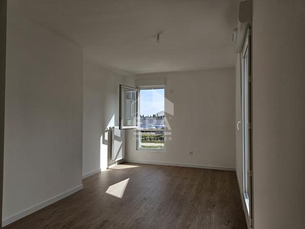 Grand appartement F4 avec 2 balcons et 2 places de parkings