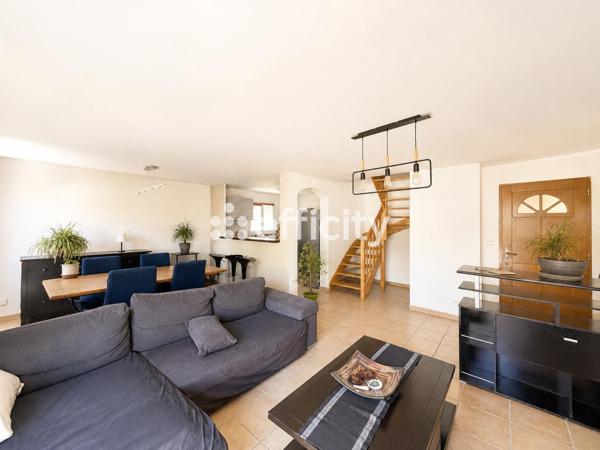 Maison
         4 pièces
        - 90 m² Exclusivité 200 000 € *