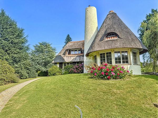 Mesnil Saint Denis (78) - Superbe chaumière avec jardin paysager, dépendance, garages