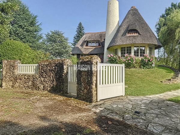 Mesnil Saint Denis (78) - Superbe chaumière avec jardin paysager, dépendance, garages