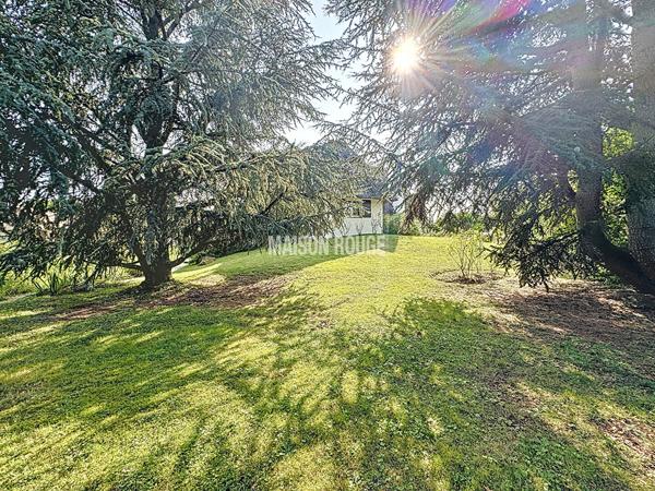 Mesnil Saint Denis (78) - Superbe chaumière avec jardin paysager, dépendance, garages