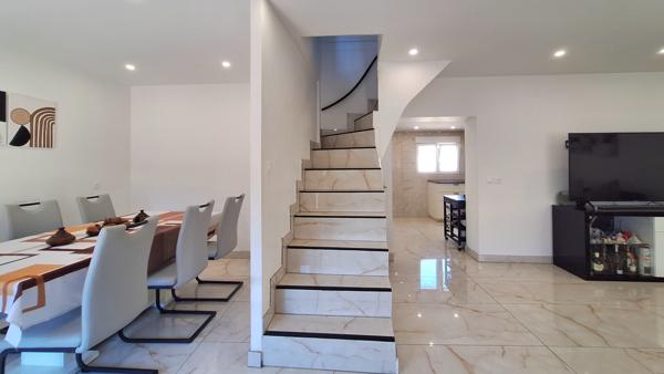 Maison
         3 pièces
        - 83 m² Exclusivité 293 000 € *