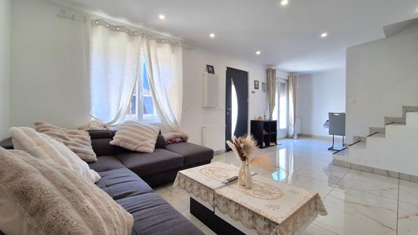 Maison
         3 pièces
        - 83 m² Exclusivité 293 000 € *