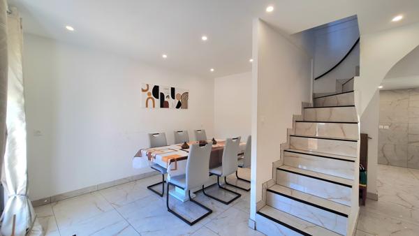 Maison
         3 pièces
        - 83 m² Exclusivité 293 000 € *
