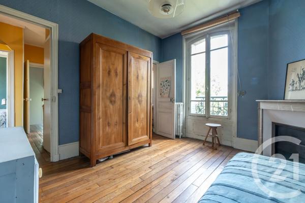 Maison à vendre  7 pièces - 156,42 m 2   ST MAUR DES FOSSES  - 94