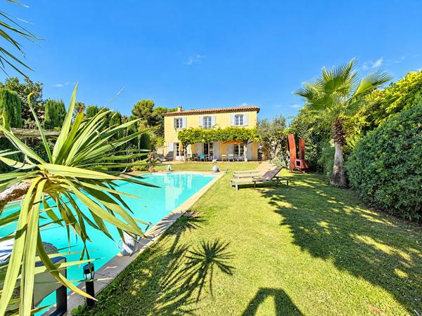 Maison Bouc Bel Air 7 pièce(s) 211 m2 sur 1017m² de terrain avec piscine et parking. 4 chambres dont une suite parentale, 1 bureau, 3 salles d'eau, exposition sud