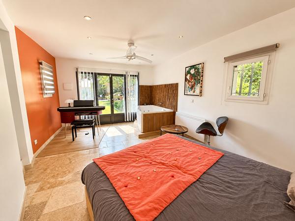 Maison Bouc Bel Air 7 pièce(s) 211 m2 sur 1017m² de terrain avec piscine et parking. 4 chambres dont une suite parentale, 1 bureau, 3 salles d'eau, exposition sud