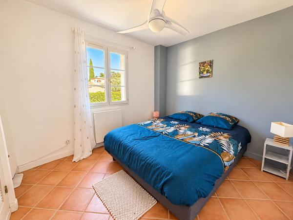 Maison Bouc Bel Air 7 pièce(s) 211 m2 sur 1017m² de terrain avec piscine et parking. 4 chambres dont une suite parentale, 1 bureau, 3 salles d'eau, exposition sud