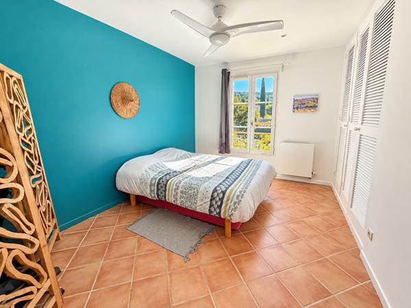 Maison Bouc Bel Air 7 pièce(s) 211 m2 sur 1017m² de terrain avec piscine et parking. 4 chambres dont une suite parentale, 1 bureau, 3 salles d'eau, exposition sud