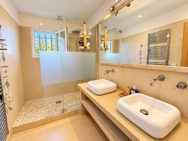 Maison Bouc Bel Air 7 pièce(s) 211 m2 sur 1017m² de terrain avec piscine et parking. 4 chambres dont une suite parentale, 1 bureau, 3 salles d'eau, exposition sud