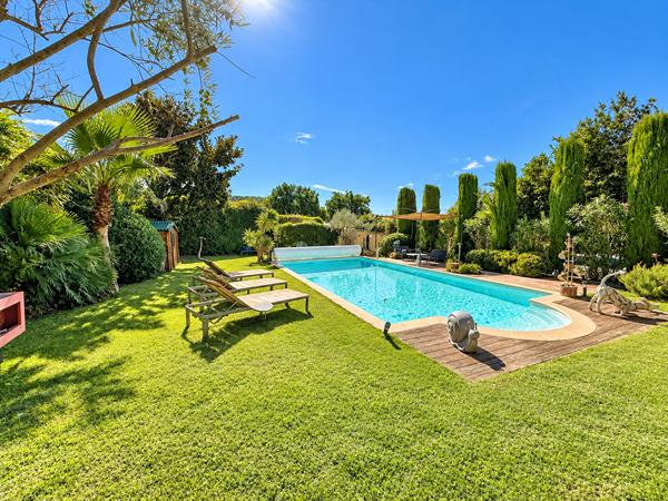 Maison Bouc Bel Air 7 pièce(s) 211 m2 sur 1017m² de terrain avec piscine et parking. 4 chambres dont une suite parentale, 1 bureau, 3 salles d'eau, exposition sud