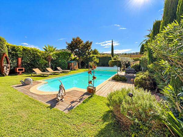 Maison Bouc Bel Air 7 pièce(s) 211 m2 sur 1017m² de terrain avec piscine et parking. 4 chambres dont une suite parentale, 1 bureau, 3 salles d'eau, exposition sud