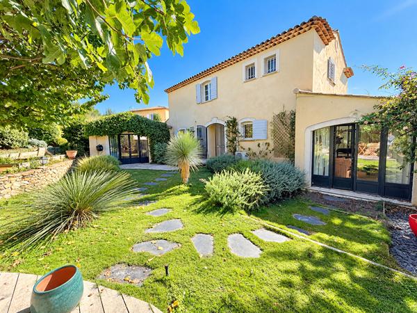 Maison Bouc Bel Air 7 pièce(s) 211 m2 sur 1017m² de terrain avec piscine et parking. 4 chambres dont une suite parentale, 1 bureau, 3 salles d'eau, exposition sud