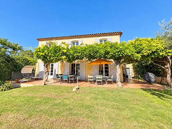 Maison Bouc Bel Air 7 pièce(s) 211 m2 sur 1017m² de terrain avec piscine et parking. 4 chambres dont une suite parentale, 1 bureau, 3 salles d'eau, exposition sud