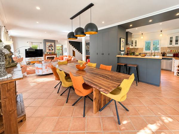 Maison Bouc Bel Air 7 pièce(s) 211 m2 sur 1017m² de terrain avec piscine et parking. 4 chambres dont une suite parentale, 1 bureau, 3 salles d'eau, exposition sud