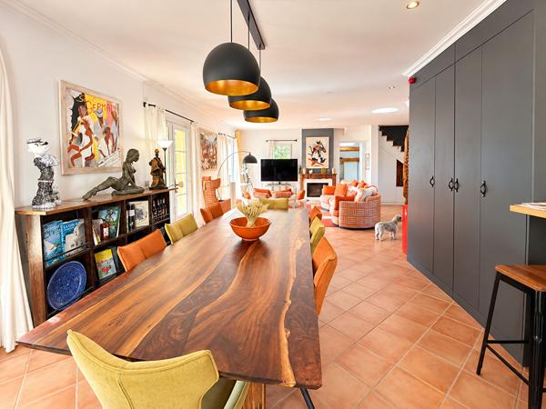 Maison Bouc Bel Air 7 pièce(s) 211 m2 sur 1017m² de terrain avec piscine et parking. 4 chambres dont une suite parentale, 1 bureau, 3 salles d'eau, exposition sud