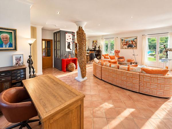 Maison Bouc Bel Air 7 pièce(s) 211 m2 sur 1017m² de terrain avec piscine et parking. 4 chambres dont une suite parentale, 1 bureau, 3 salles d'eau, exposition sud