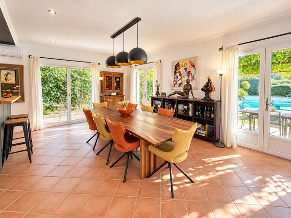 Maison Bouc Bel Air 7 pièce(s) 211 m2 sur 1017m² de terrain avec piscine et parking. 4 chambres dont une suite parentale, 1 bureau, 3 salles d'eau, exposition sud