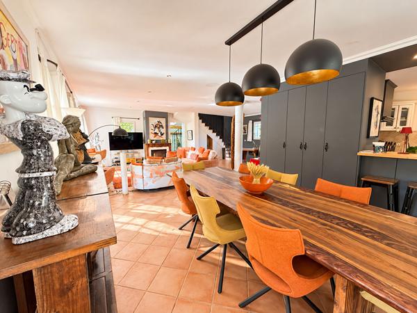 Maison Bouc Bel Air 7 pièce(s) 211 m2 sur 1017m² de terrain avec piscine et parking. 4 chambres dont une suite parentale, 1 bureau, 3 salles d'eau, exposition sud