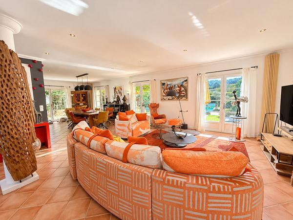 Maison Bouc Bel Air 7 pièce(s) 211 m2 sur 1017m² de terrain avec piscine et parking. 4 chambres dont une suite parentale, 1 bureau, 3 salles d'eau, exposition sud