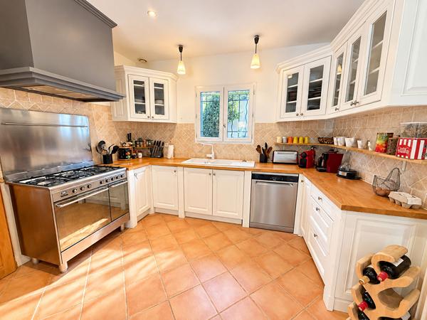 Maison Bouc Bel Air 7 pièce(s) 211 m2 sur 1017m² de terrain avec piscine et parking. 4 chambres dont une suite parentale, 1 bureau, 3 salles d'eau, exposition sud