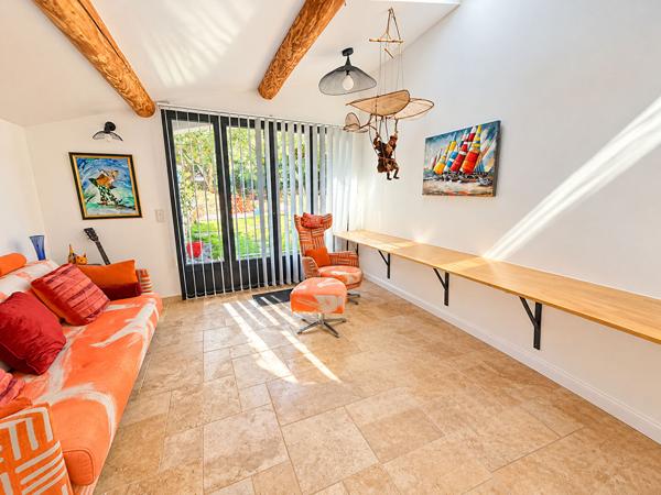 Maison Bouc Bel Air 7 pièce(s) 211 m2 sur 1017m² de terrain avec piscine et parking. 4 chambres dont une suite parentale, 1 bureau, 3 salles d'eau, exposition sud