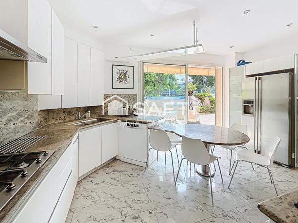 MAISON ROUCAS BLANC CORNICHE Marseille 7ème DANS RESIDENCE GARDEE 24H/24