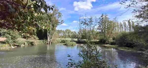 Entre Tours et Amboise, découvrez un moulin du XVIe siècle au cadre exceptionnel sur 3.4ha.