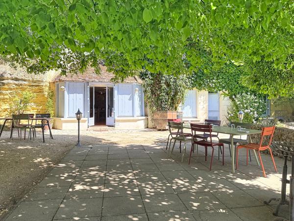 Local Commercial
         3 pièces
        - 94 m² 314 000 € *