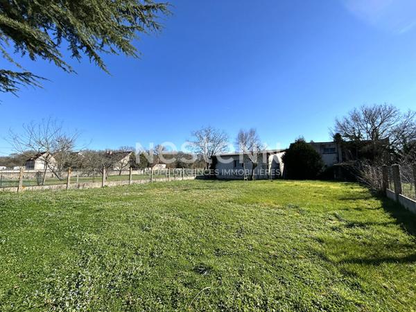 PAVILLON 4 CHAMBRES ET 1 BUREAU CENTRE DE CHABRIS AVEC DÉPENDANCES ET JARDIN (INDRE 36)