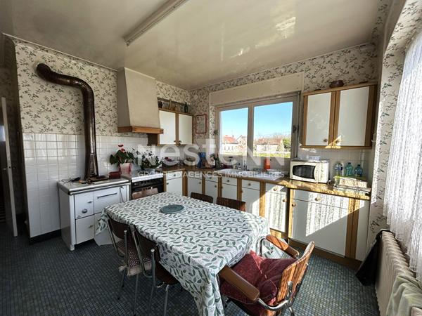 PAVILLON 4 CHAMBRES ET 1 BUREAU CENTRE DE CHABRIS AVEC DÉPENDANCES ET JARDIN (INDRE 36)