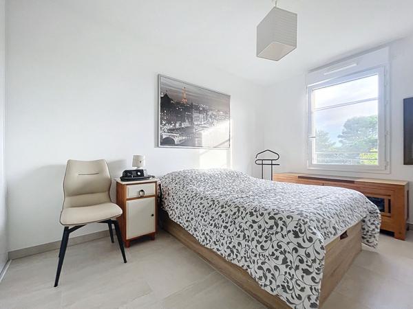 Fréjus - Superbe T3 en dernier étage avec terrasse, vue dégagée et double garage