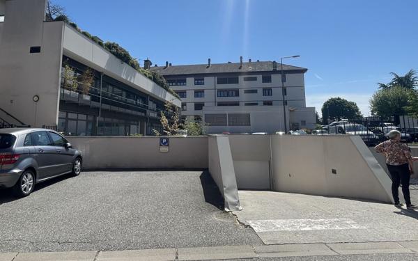Stationnement à louer    13,75 m2 Cruseilles