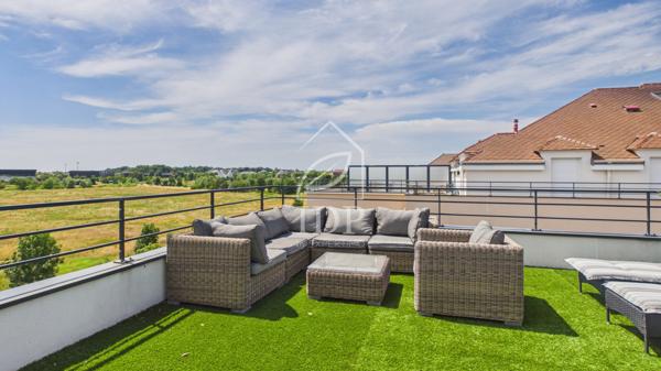 Grand T4 avec terrasse de 32 m² et balcon – 2 parkings en sous-sol