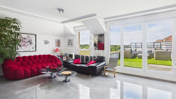Grand T4 avec terrasse de 32 m² et balcon – 2 parkings en sous-sol