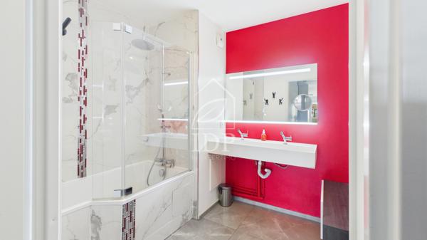 Grand T4 avec terrasse de 32 m² et balcon – 2 parkings en sous-sol