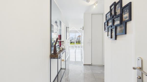 Grand T4 avec terrasse de 32 m² et balcon – 2 parkings en sous-sol