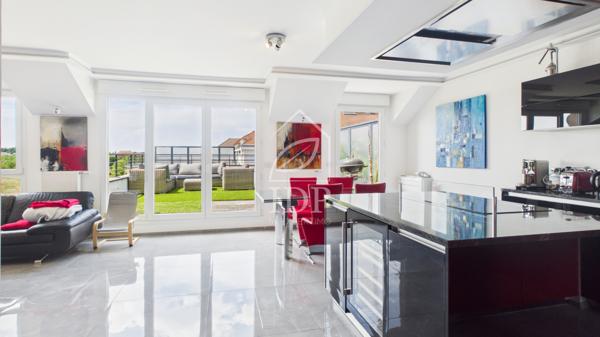 Grand T4 avec terrasse de 32 m² et balcon – 2 parkings en sous-sol