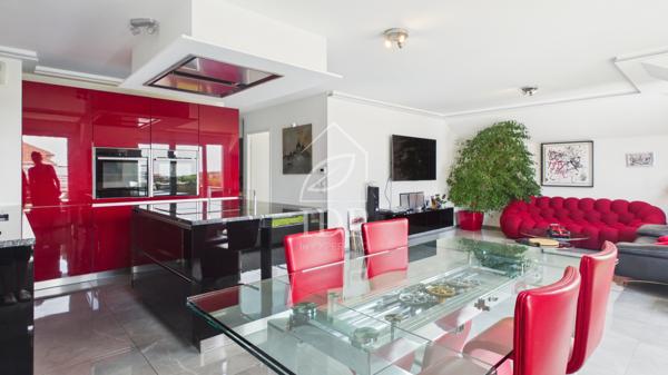 Grand T4 avec terrasse de 32 m² et balcon – 2 parkings en sous-sol