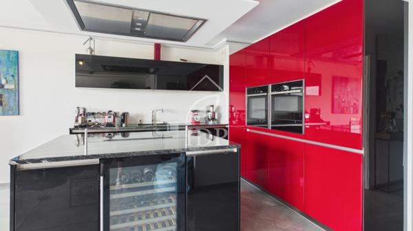 Grand T4 avec terrasse de 32 m² et balcon – 2 parkings en sous-sol