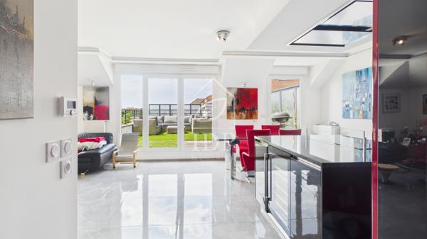 Grand T4 avec terrasse de 32 m² et balcon – 2 parkings en sous-sol