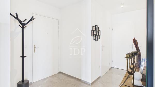 Grand T4 avec terrasse de 32 m² et balcon – 2 parkings en sous-sol