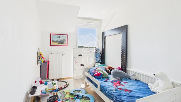 Grand T4 avec terrasse de 32 m² et balcon – 2 parkings en sous-sol