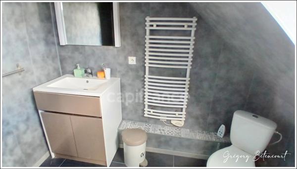 Maison contemporaine récente dans un quartier calme