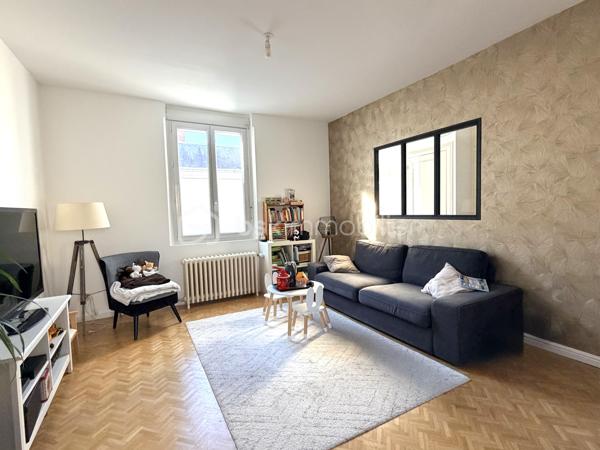 EXCLUSIVITÉ Tours Centre – Le charme de l'ancien, entièrement rénové !

Idéalement située en plein cœur de Tours, cette maison de ville allie le cachet de l'ancien au confort d'une rénovation soignée.

Au rez-de-chaussée, vous découvrirez une entrée avec rangements et WC, ainsi qu'une belle pièce de vie lumineuse avec cuisine ouverte, aménagée et équipée.

Le 1er étage accueille une grande chambre avec une spacieuse salle d'eau comprenant douche, baignoire et wc. Au 2ᵉ étage, vous trouverez deux chambres et un espace bureau. Enfin, le dernier niveau offre une quatrième chambre.

À l'extérieur, profitez d'une agréable terrasse intimiste, d'un garage et d'un sous-sol avec cave.

Une maison clé en main, fonctionnelle et pleine de charme, idéale pour les amoureux de l'ancien rénové.