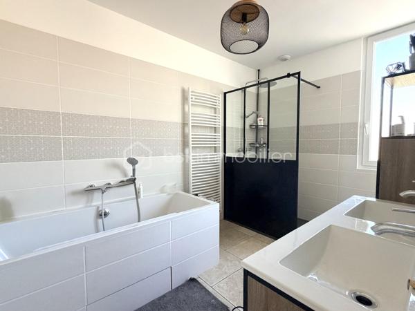 EXCLUSIVITÉ Tours Centre – Le charme de l'ancien, entièrement rénové !

Idéalement située en plein cœur de Tours, cette maison de ville allie le cachet de l'ancien au confort d'une rénovation soignée.

Au rez-de-chaussée, vous découvrirez une entrée avec rangements et WC, ainsi qu'une belle pièce de vie lumineuse avec cuisine ouverte, aménagée et équipée.

Le 1er étage accueille une grande chambre avec une spacieuse salle d'eau comprenant douche, baignoire et wc. Au 2ᵉ étage, vous trouverez deux chambres et un espace bureau. Enfin, le dernier niveau offre une quatrième chambre.

À l'extérieur, profitez d'une agréable terrasse intimiste, d'un garage et d'un sous-sol avec cave.

Une maison clé en main, fonctionnelle et pleine de charme, idéale pour les amoureux de l'ancien rénové.